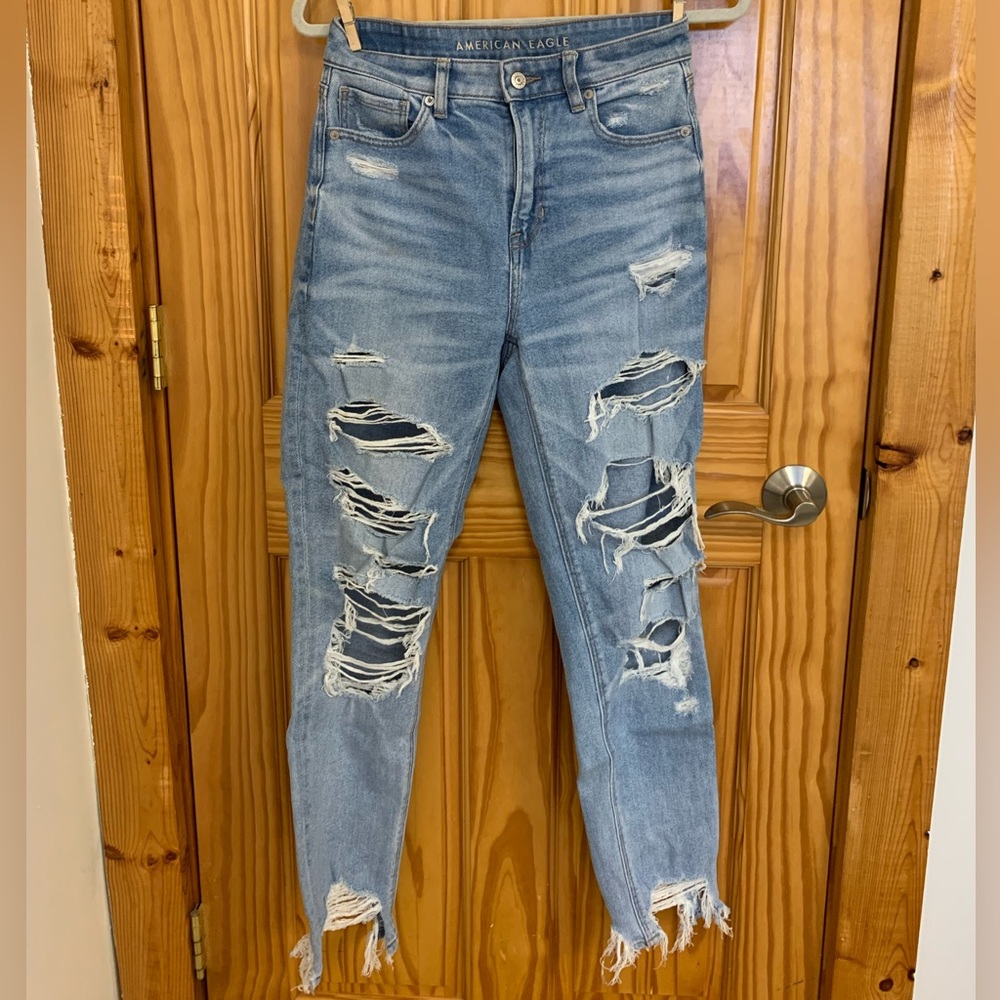American eagle distressed jeans! Women’s size 4 Long!